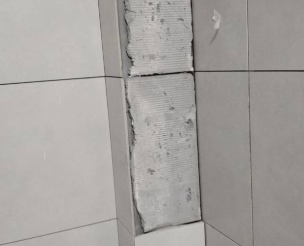 鄂托克前瓷砖空鼓维修公司分享下瓷砖施工前基层浇水润湿程度不足，可能导致以下问题